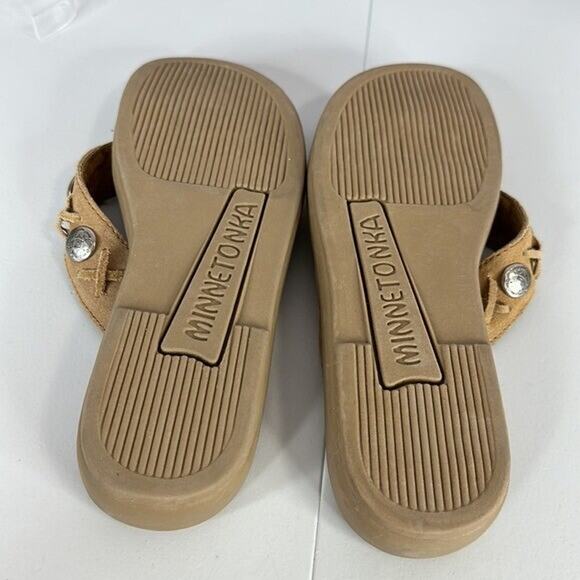 Minnetonka Sandals Womens 6 Tan Leather Flip Flop Concho Slide Suede Southwest - Picture 10 of 12
